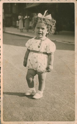 Ai cari nonni Sissellina manda bacini da Viareggio. In basso: Sissel Vogelmann (manoscritta a inchiostro)