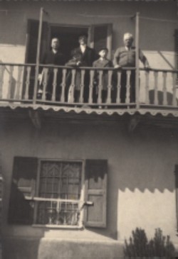 Mango 1958 Il nonno Dario Disegni la nonna Elvira Dario Ariel sul balcone della casa da noi abitata (il nonno la nonna ed Egidio) durante il periodo della clandestinità Valdivilla (Mango) 1 dicembre 1943 - 24 aprile 1945 (manoscritta a inchiostro)