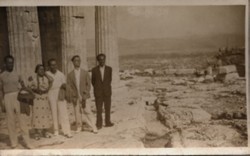 Atene Il Partenone 12 Agosto 1936 Egidio (il primo a sinistra) (manoscritta a inchiostro)