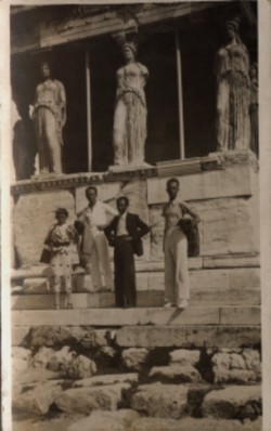 Atene 12 Agosto 1936 Partenone Egidio (il primo a destra) Crociera piroscafo 