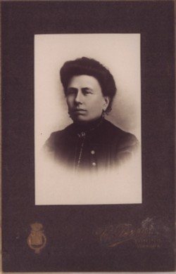 Mia nonna Emilia Levi Momigliano z.l. Cuneo 1921 (manoscritta a inchiostro)